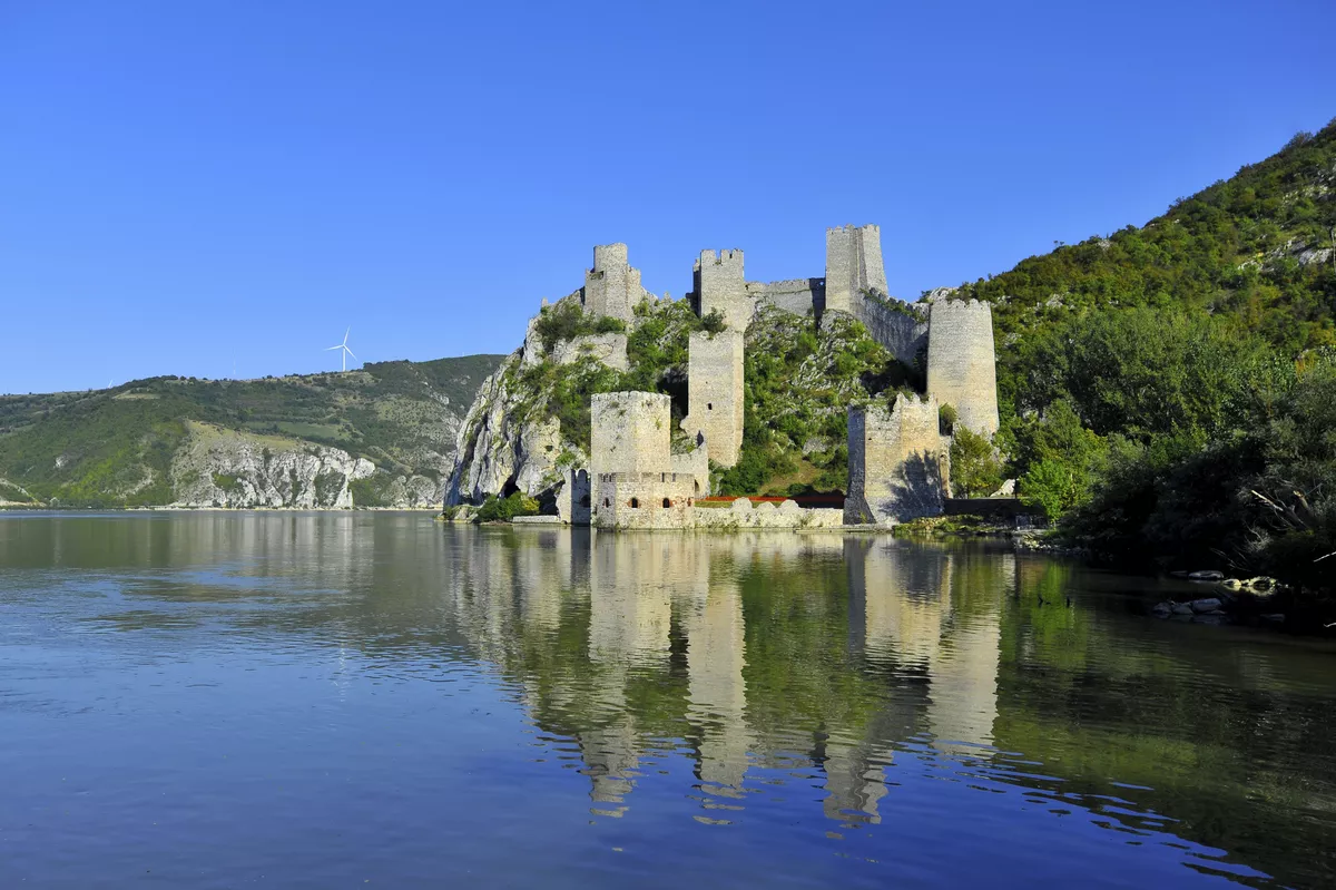 Festung Golubac an der Donau - © shutterstock_220818883