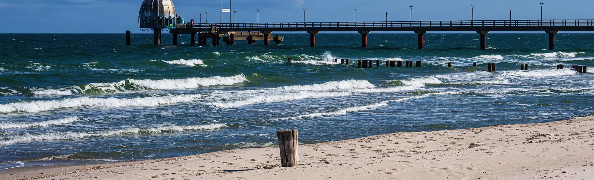 Seebrücke an der Ostseeküste in Zingst auf dem Fischland-Darß - © Rico Ködder - stock.adobe.com
