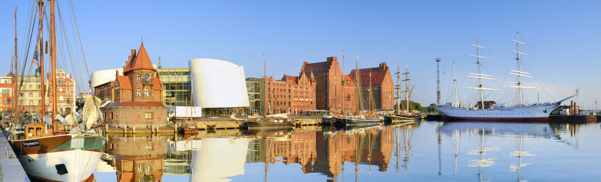 Hafen mit Ozeaneum, Stralsund - © FRANCESCO CAROVILLANO