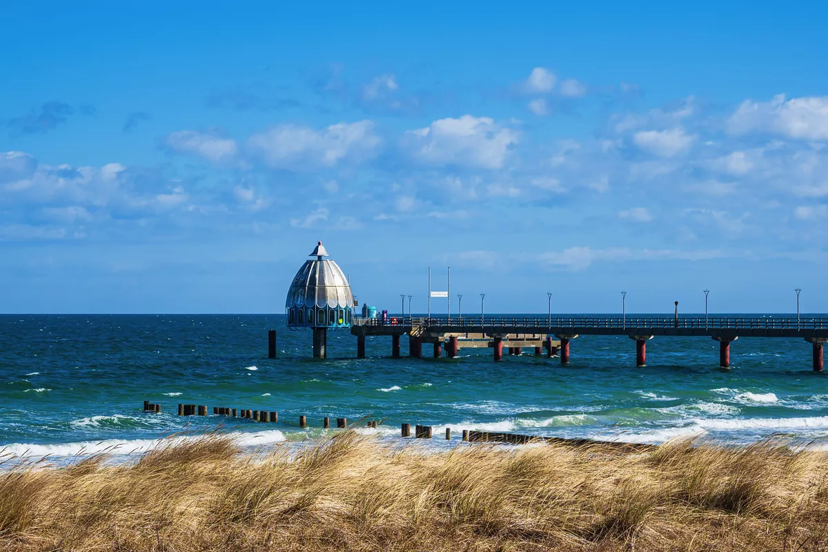 Seebrücke an der Ostseeküste ini Zingst auf dem Fischland-Darß - © Rico Ködder - stock.adobe.com