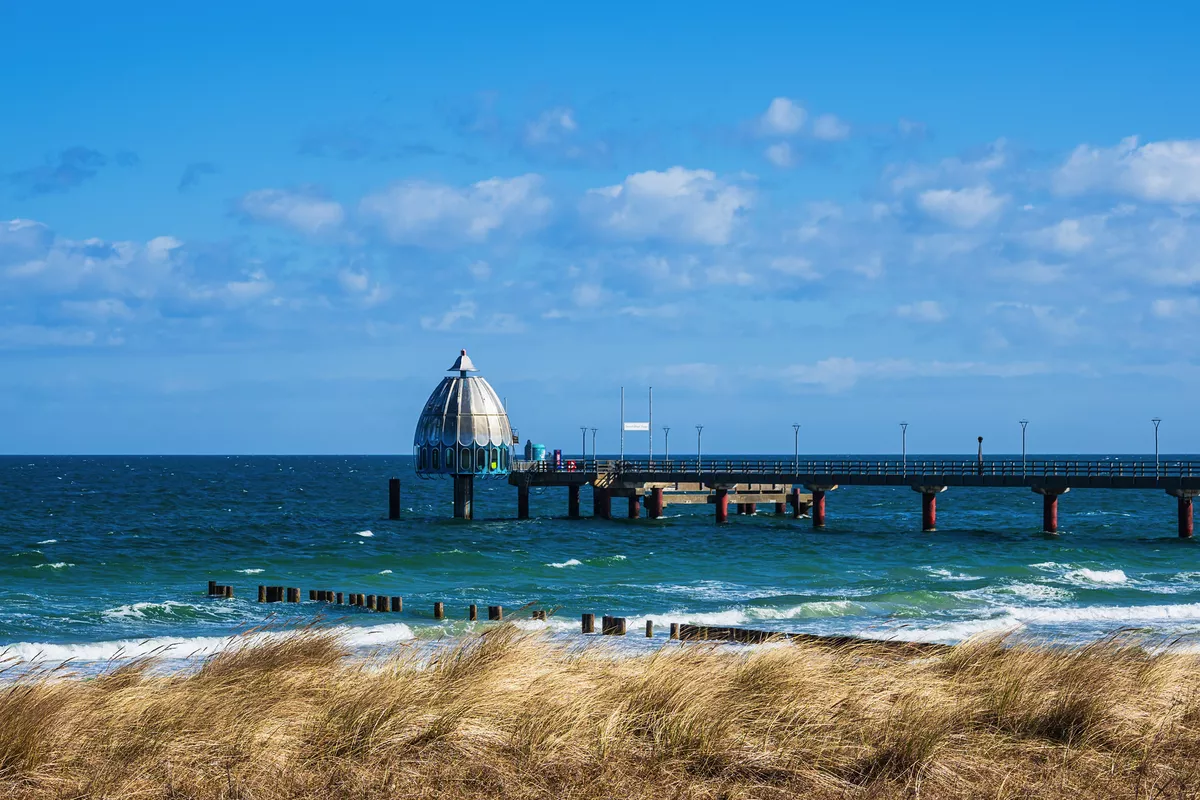 Seebrücke an der Ostseeküste ini Zingst auf dem Fischland-Darß - © Rico Ködder - stock.adobe.com