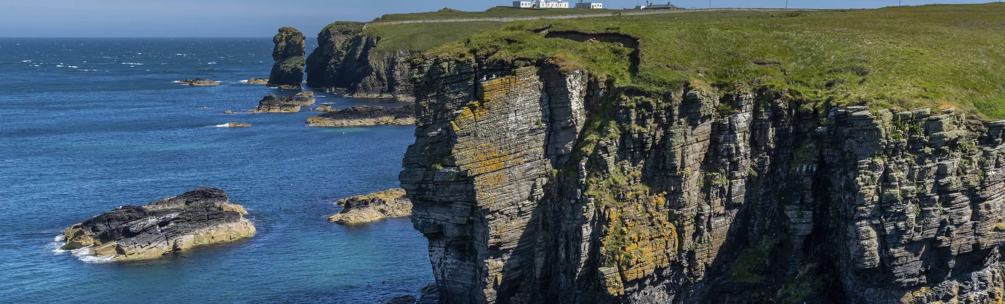 Küste von Caithness und Leuchtturm von Noss Head, Schottland - © Getty Images