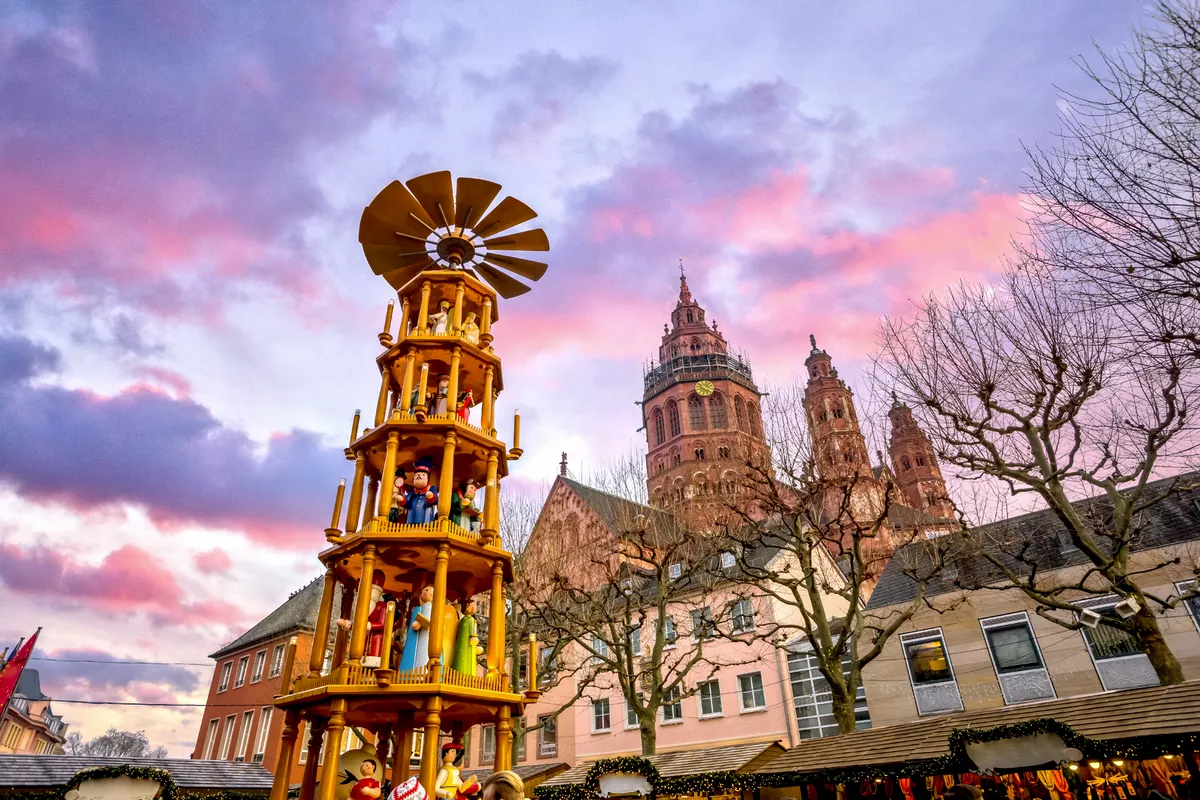 Domplatz in Mainz mit Weihnachtsmarkt, Deutschland  - © Sina Ettmer - stock.adobe.com