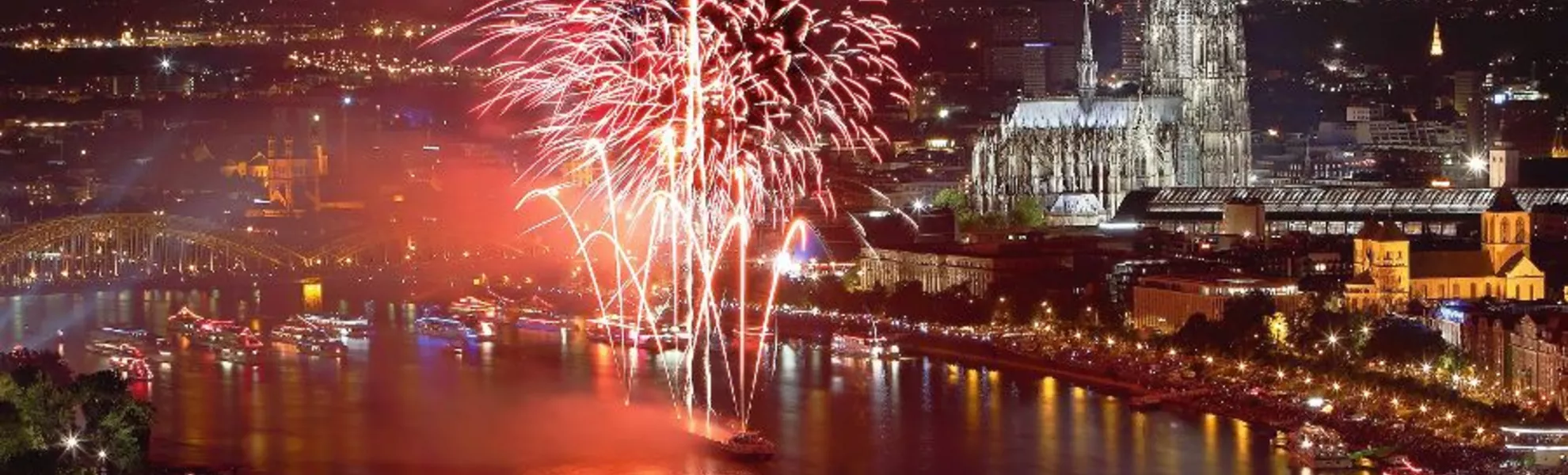 prächtiges Silvesterfeuerwerk über Köln - © Piccolo - Fotolia