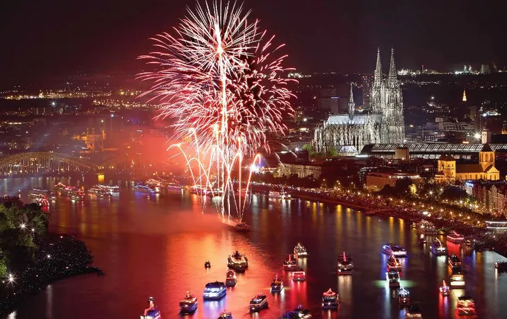 prächtiges Silvesterfeuerwerk über Köln - © Piccolo - Fotolia