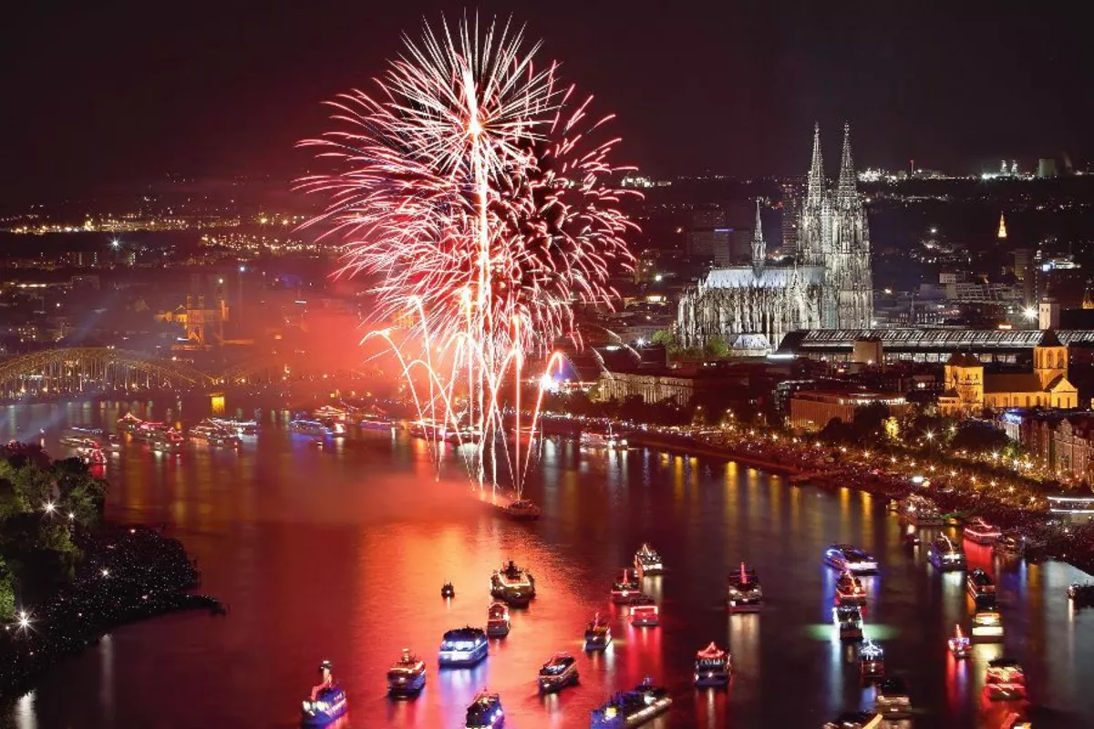 prächtiges Silvesterfeuerwerk über Köln - © Piccolo - Fotolia