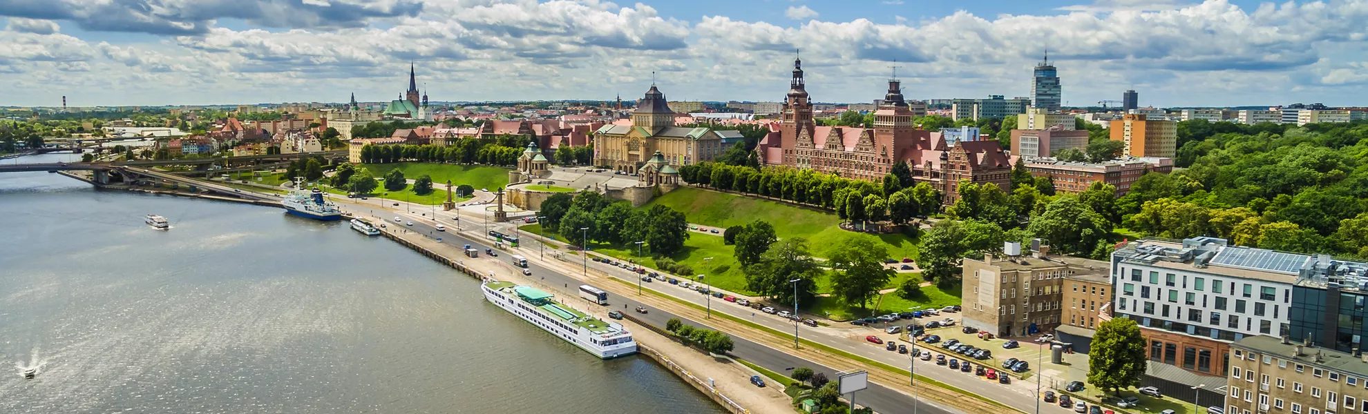 Stettin – die Chrobry-Uferpromenade und das Ufer der Oder. - © art08 - stock.adobe.com