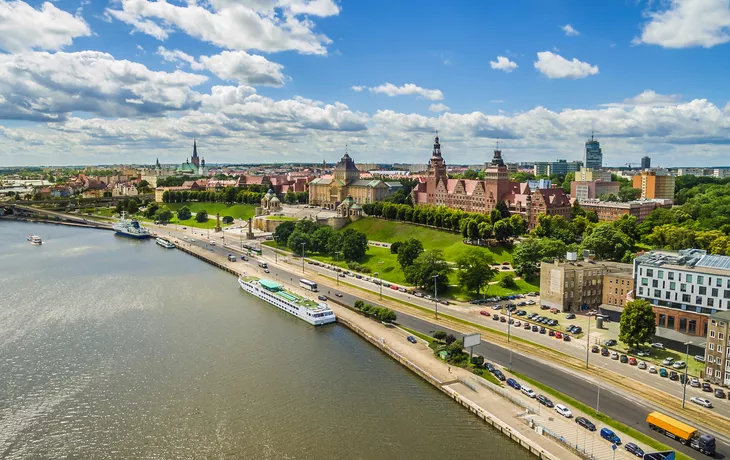 © art08 - stock.adobe.com - Stettin – die Chrobry-Uferpromenade und das Ufer der Oder.