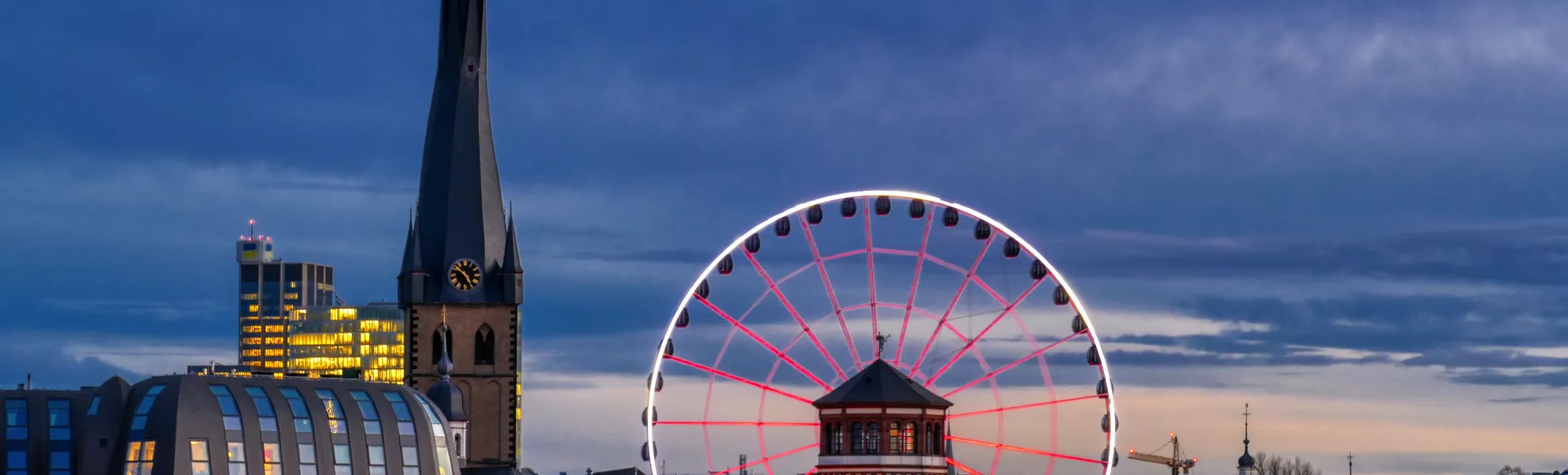 Stadtbild von Düsseldorf mit Riesenrad und Weihnachtsmarkt - © hespasoft - stock.adobe.com