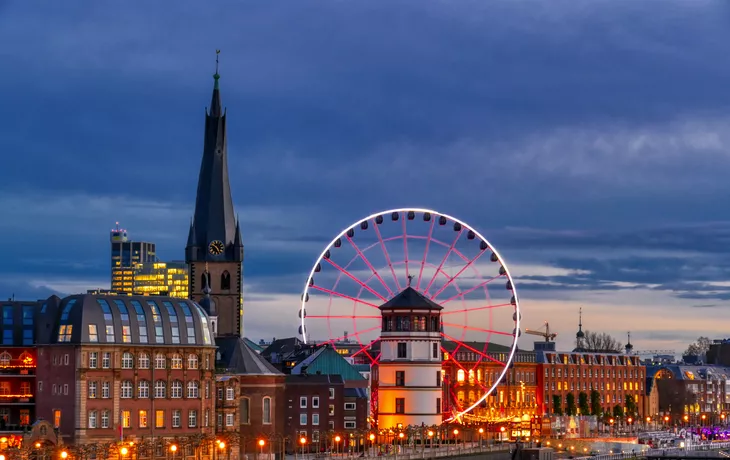 Stadtbild von Düsseldorf mit Riesenrad und Weihnachtsmarkt - © hespasoft - stock.adobe.com