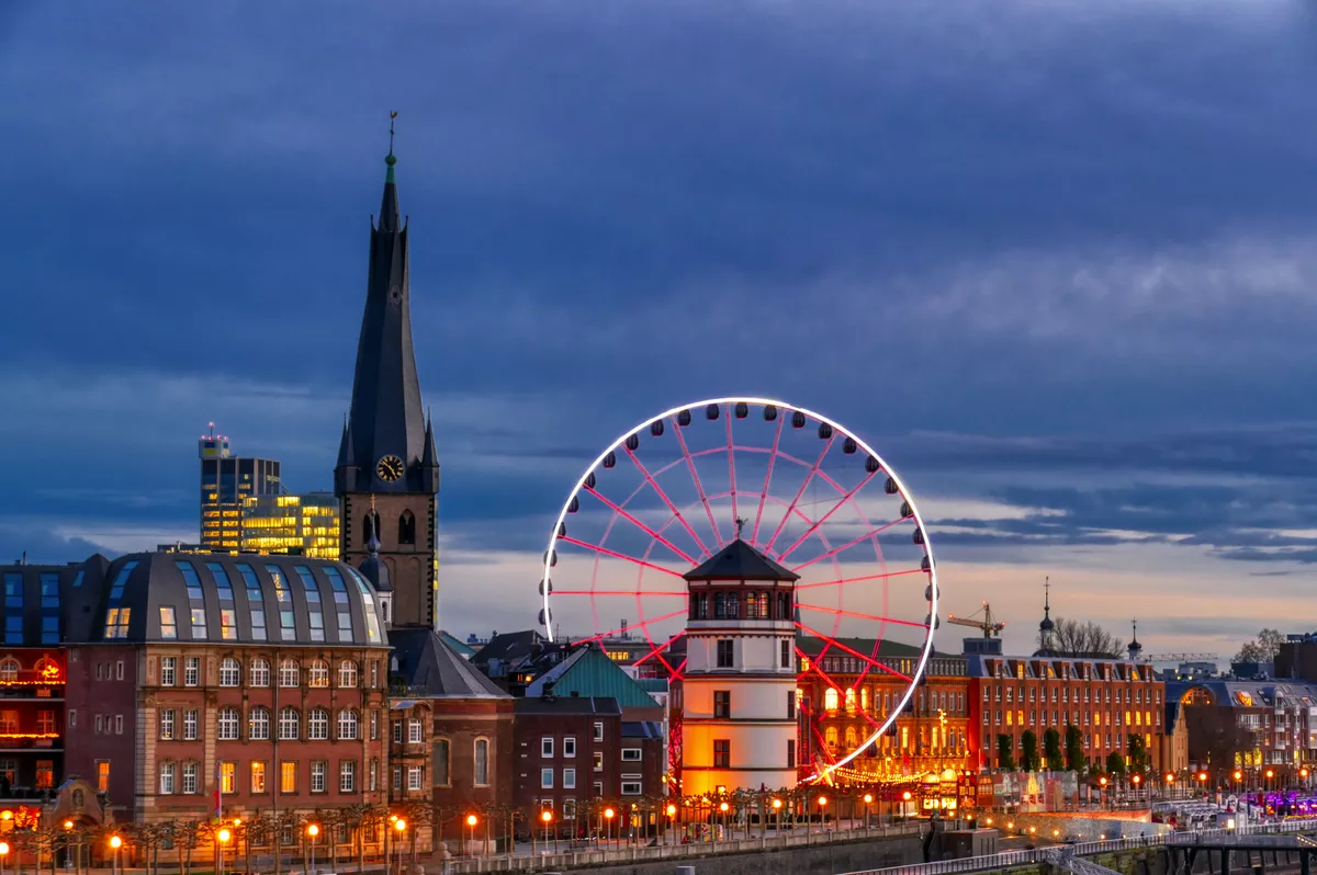 Stadtbild von Düsseldorf mit Riesenrad und Weihnachtsmarkt - © hespasoft - stock.adobe.com