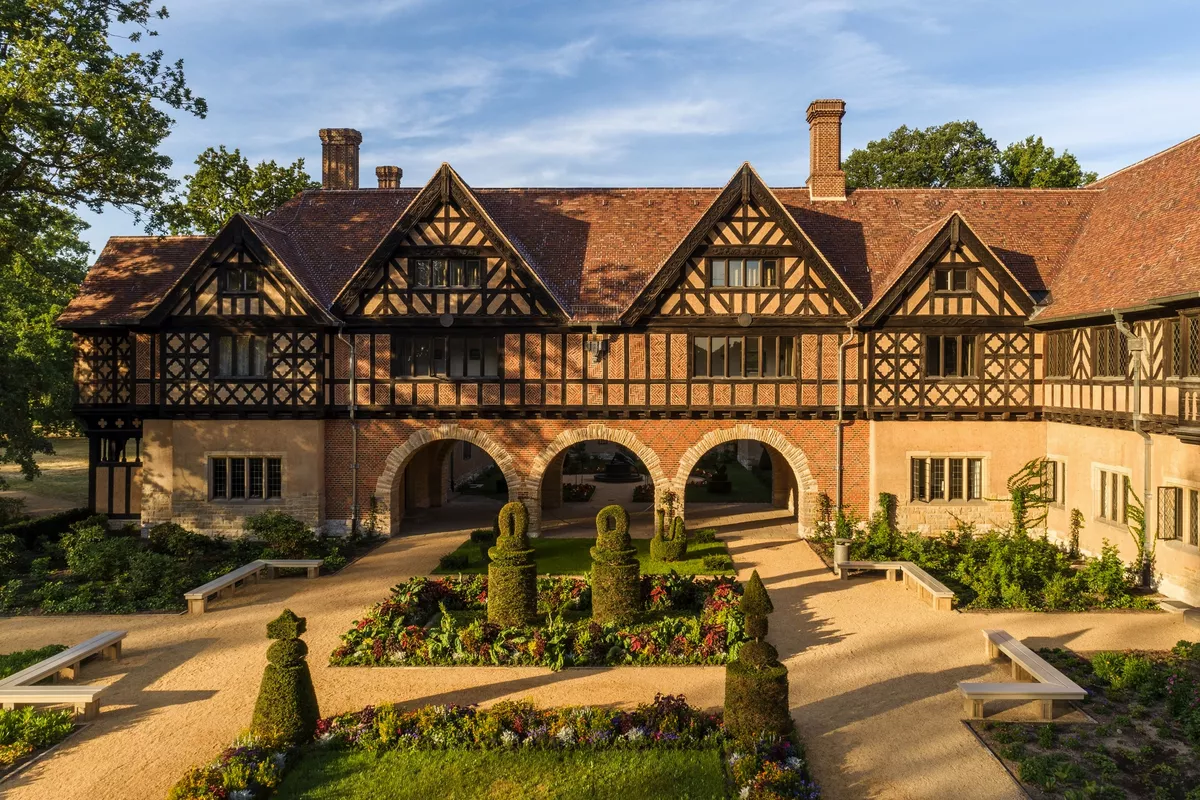 Schloss Cecilienhof am Ufer des Jungfernsees - © SPSG / Reinhardt & Sommer, Potsdam