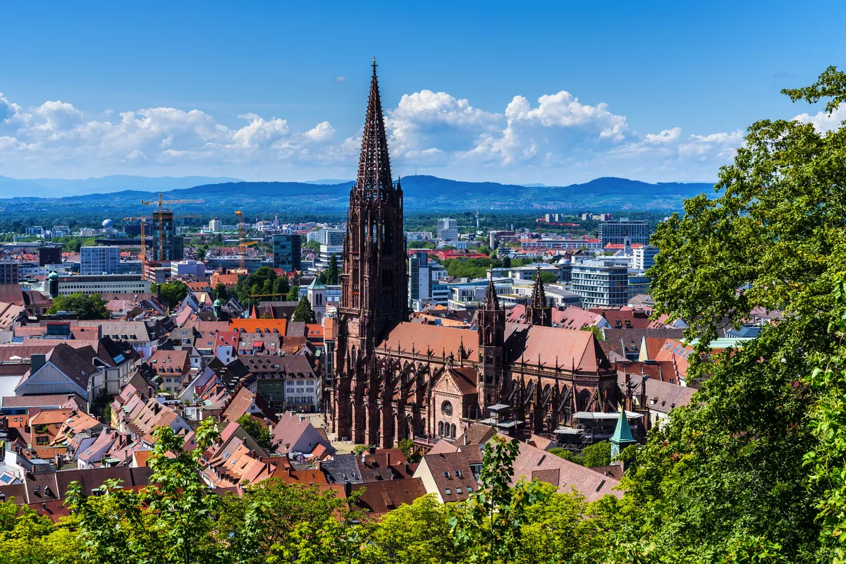 Freiburg im Breisgau von oben - © Simon - stock.adobe.com