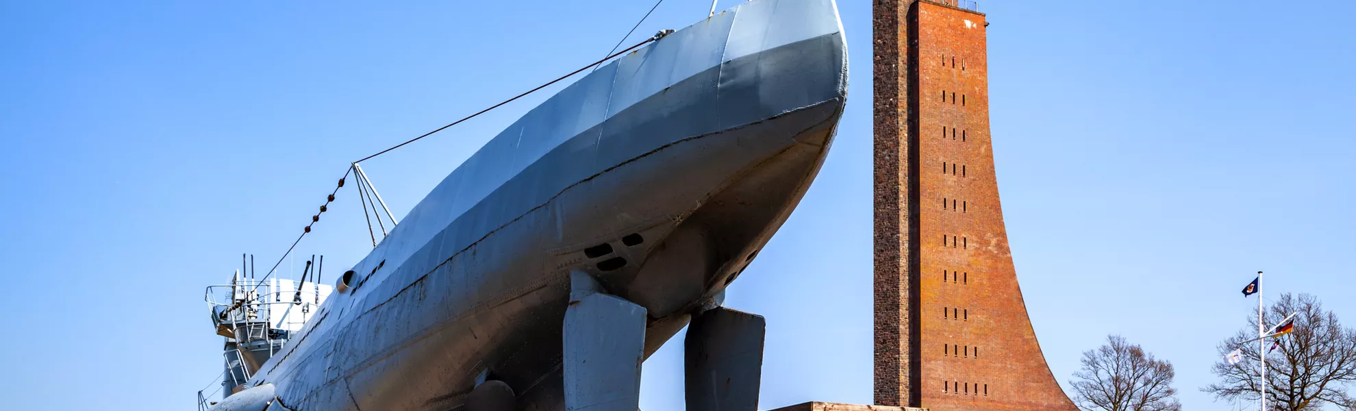 Marine Ehrenmal und U-Boot im Ostseebad Laboe, Deutschland - © Sina Ettmer - stock.adobe.com