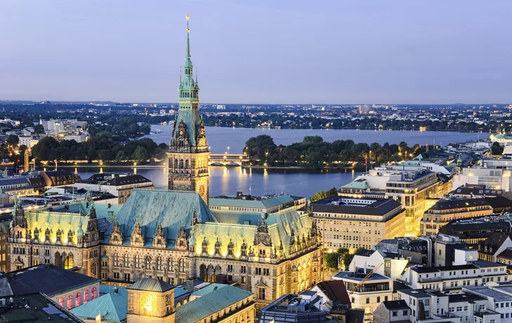 Blick aufs Rathaus in der Altstadt, Hamburg - © shutterstock_173000741