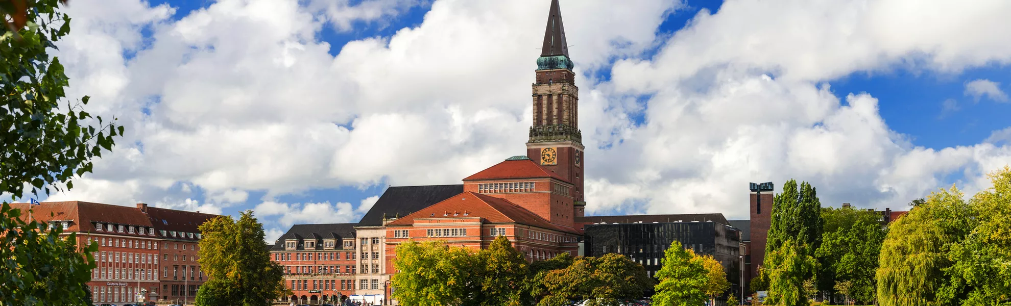 Kiel mit Rathausturm, Opernhaus und Hiroshimapark  - © Wolfgang Jargstorff - stock.adobe.com
