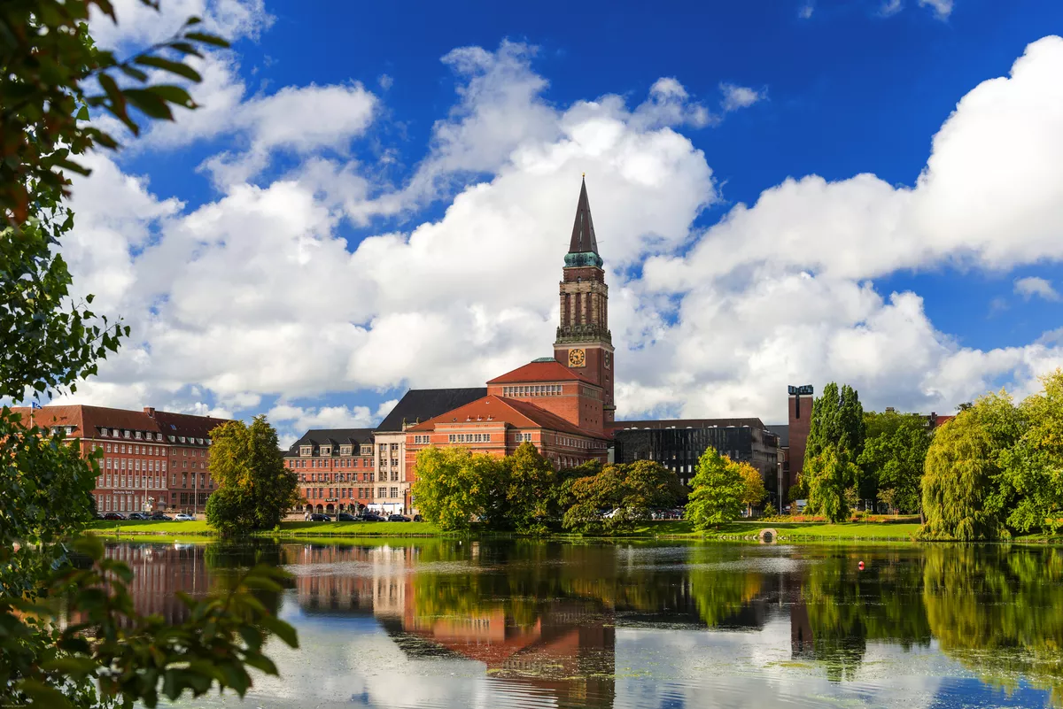 Kiel mit Rathausturm, Opernhaus und Hiroshimapark  - © Wolfgang Jargstorff - stock.adobe.com