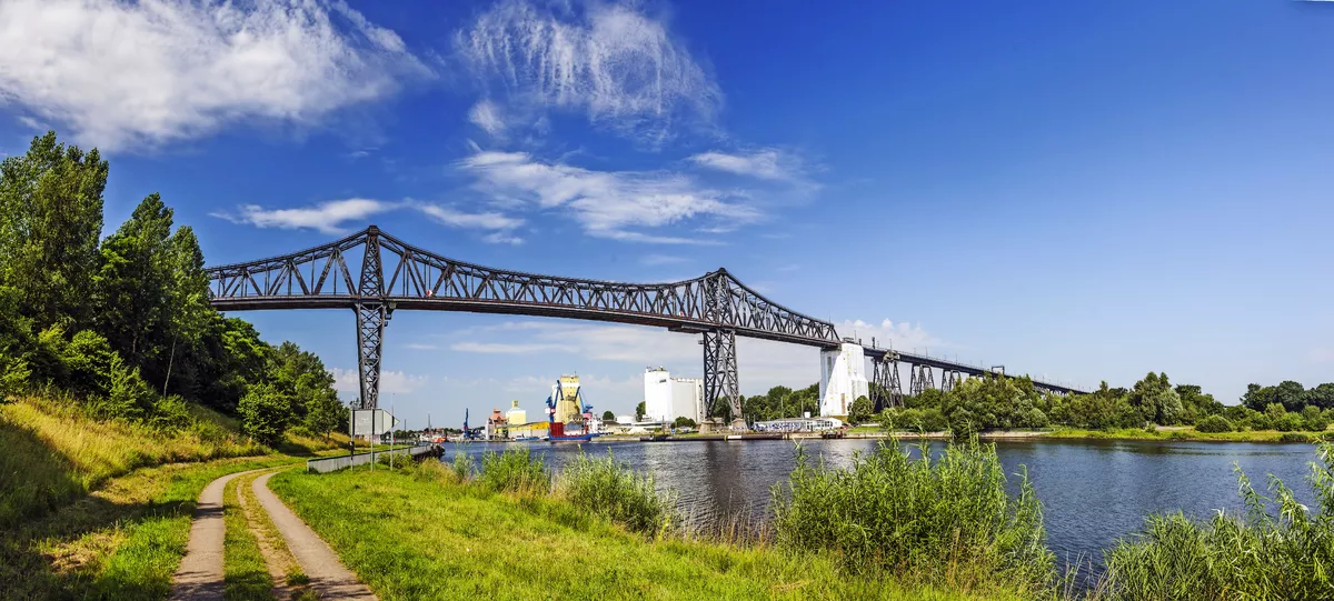 Historische Eisenbahnhochbrücke bei Rendsburg über den Nord-Ostsee-Kanal
 - © Gerhard1302 - Fotolia