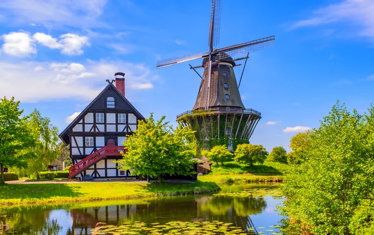bunte Windmühle in Gifhorn am See im Sommer - © Andreas Fischer - stock.adobe.com