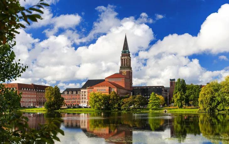 Kiel mit Rathausturm, Opernhaus und Hiroshimapark  - © Wolfgang Jargstorff - stock.adobe.com