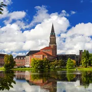 Kiel mit Rathausturm, Opernhaus und Hiroshimapark 
