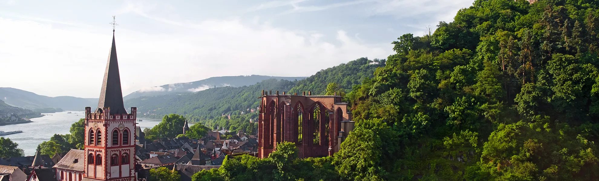 Bacharach am Rhein mit Wernerkapelle und Burg Stahleck - © mojolo - stock.adobe.com