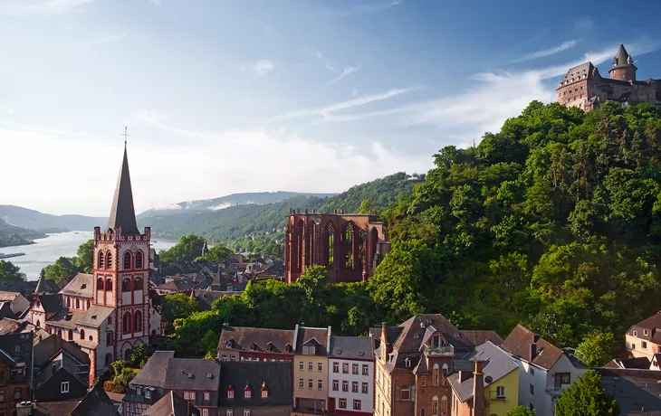 Bacharach am Rhein mit Wernerkapelle und Burg Stahleck - © mojolo - stock.adobe.com