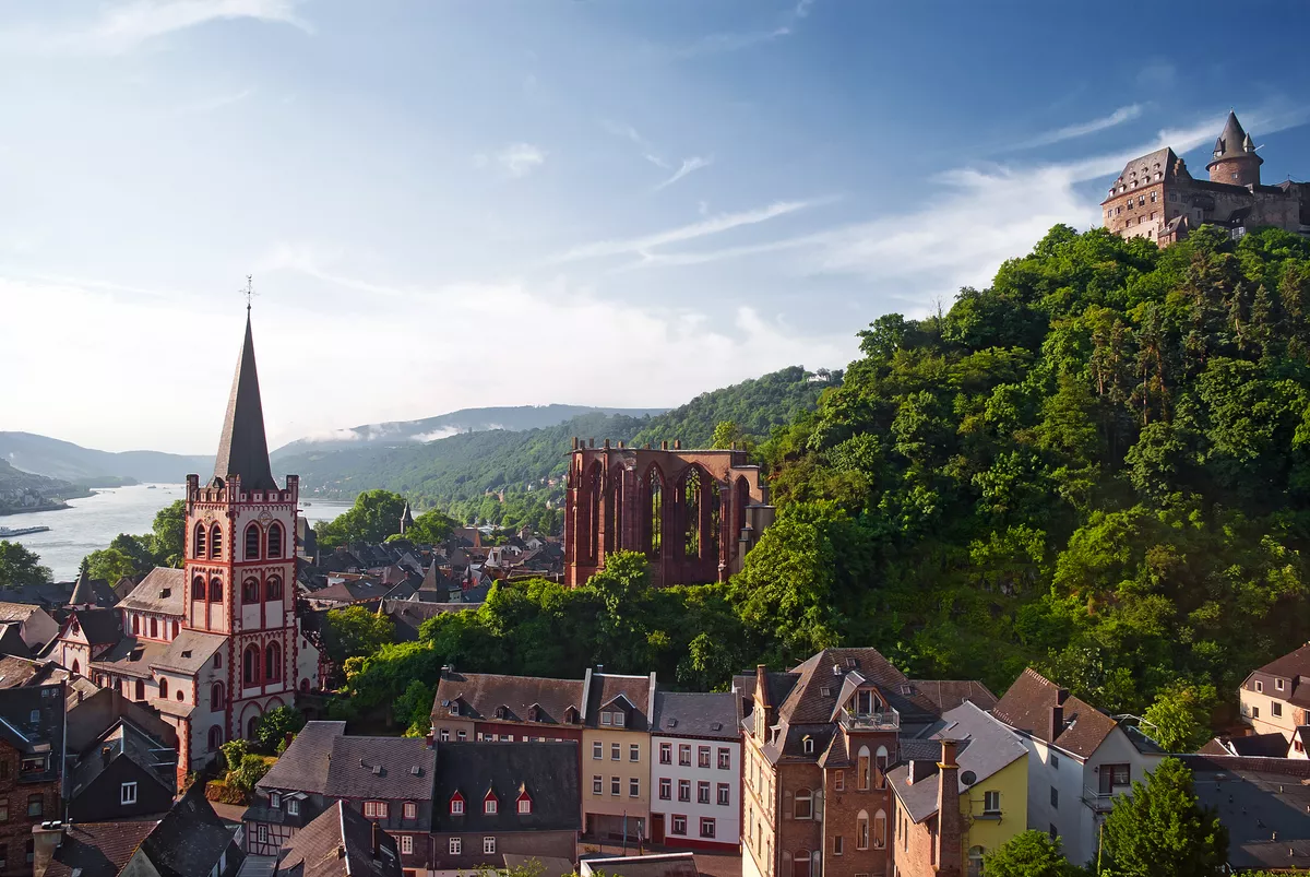 Bacharach am Rhein mit Wernerkapelle und Burg Stahleck - © mojolo - stock.adobe.com