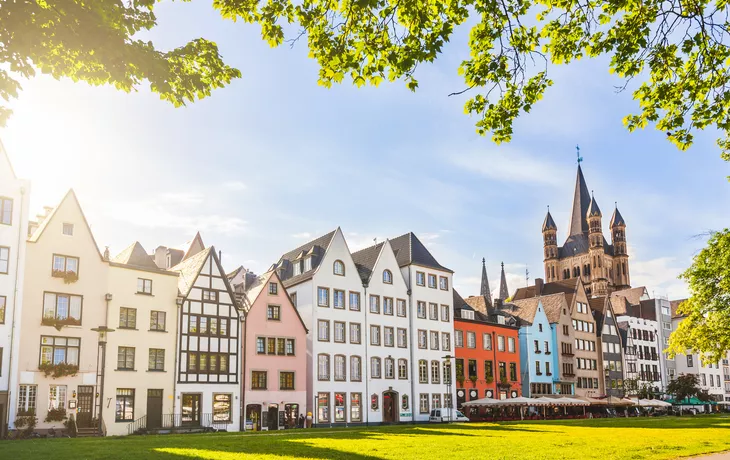 die historischen Stapelhäuschen am Fischmarkt in der Altstadt von Köln - © william87 - stock.adobe.com