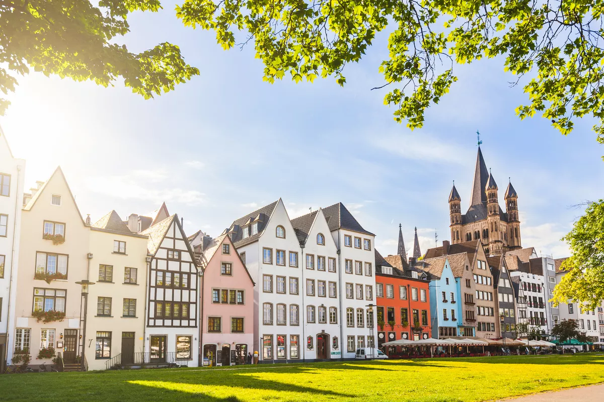 die historischen Stapelhäuschen am Fischmarkt in der Altstadt von Köln - © william87 - stock.adobe.com