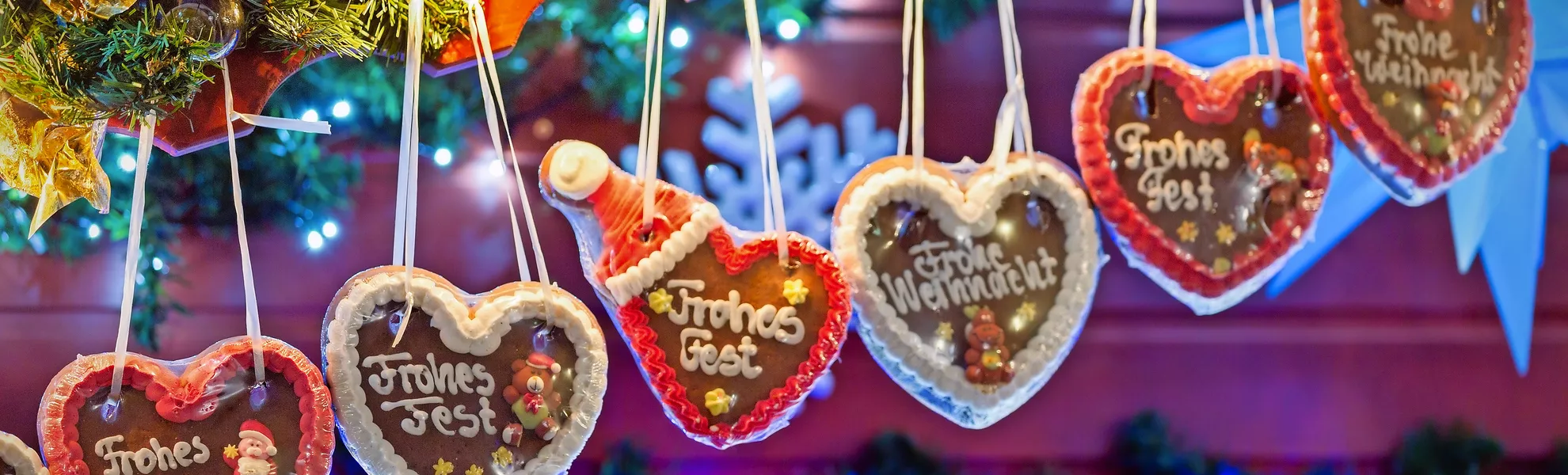 Lebkuchenherze in einer Reihe auf Weihnachtsmarkt - © moofushi - stock.adobe.com