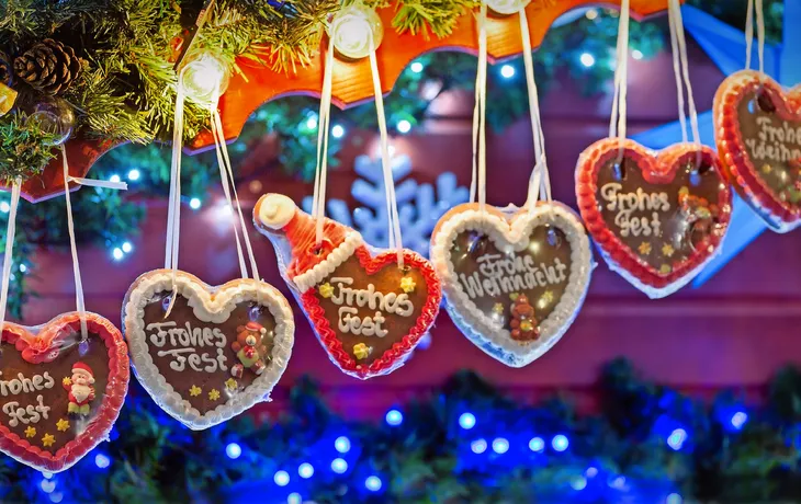 Lebkuchenherze in einer Reihe auf Weihnachtsmarkt - © moofushi - stock.adobe.com