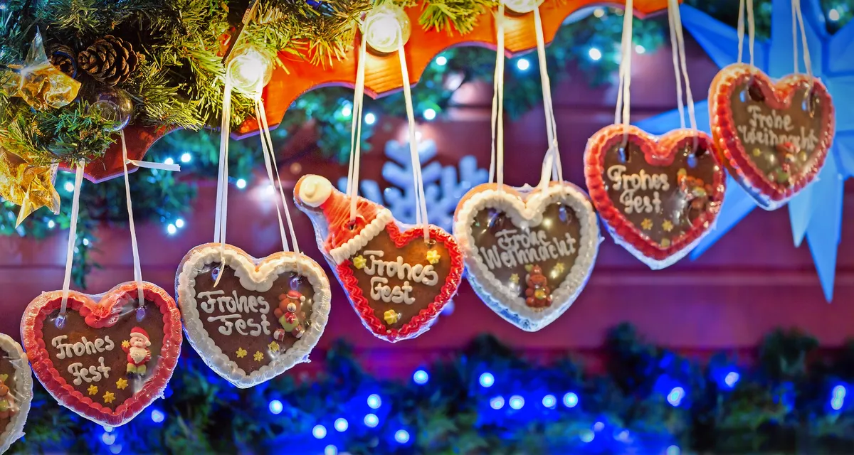 Lebkuchenherze in einer Reihe auf Weihnachtsmarkt - © moofushi - stock.adobe.com