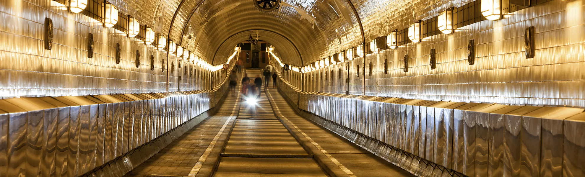 Elbtunnel in Hamburg - © Getty Images/iStockphoto