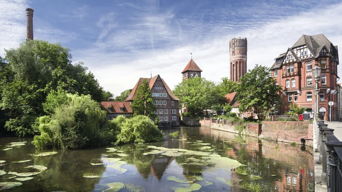 Lüneburg Bei der Ratsmühle im Sommer entzerrt - © Carl-JÃ¼rgen Bautsch - stock.adobe.com
