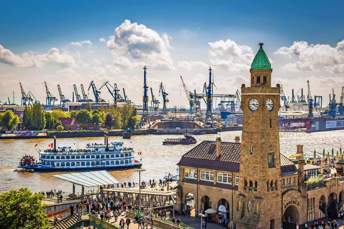 Hamburgs Landungsbrücken - © powell83 - stock.adobe.com