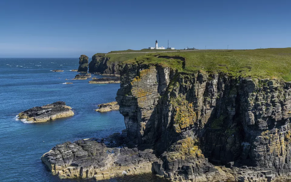 Küste von Caithness und Leuchtturm von Noss Head, Schottland