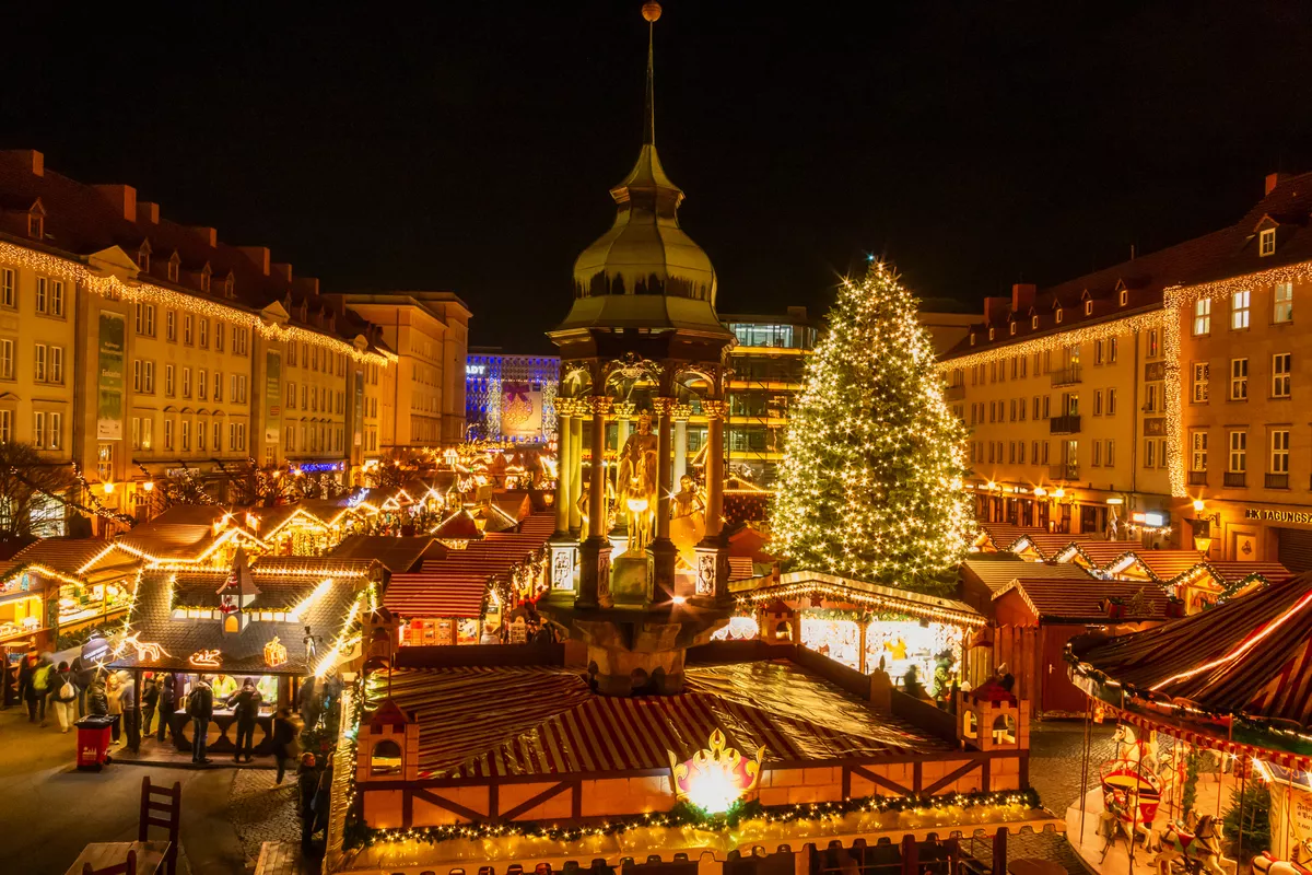 Magdeburger Weihnachtsmarkt auf dem Alten Markt - © Andrea Schwingel - stock.adobe.com