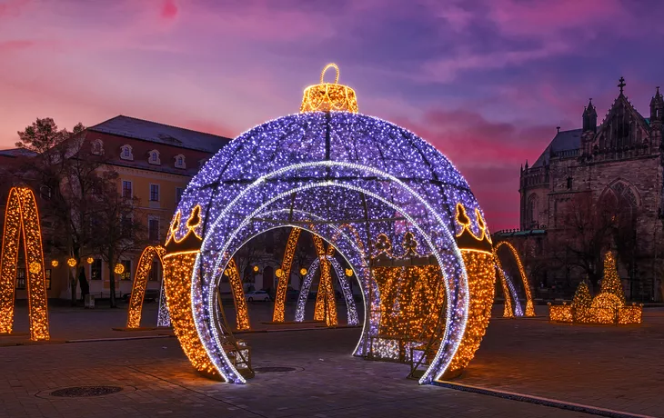begehbare Weihnachtskugel auf dem Magdeburger Weihnachtsmarkt - © Uwe Graf - stock.adobe.com