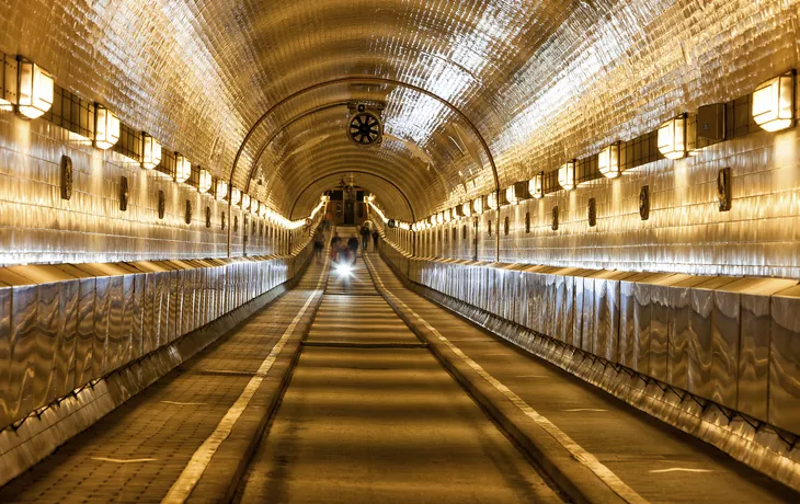Elbtunnel in Hamburg - © Getty Images/iStockphoto