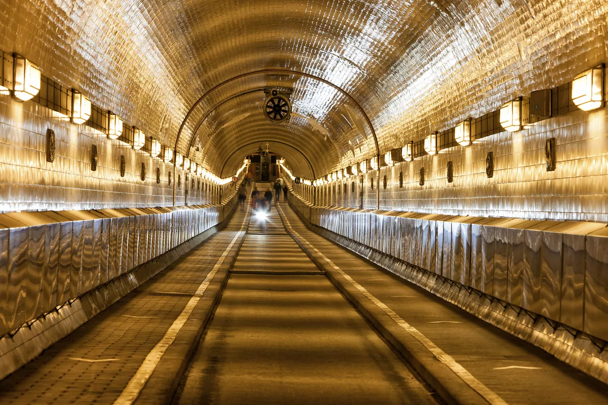 Elbtunnel in Hamburg - © Getty Images/iStockphoto