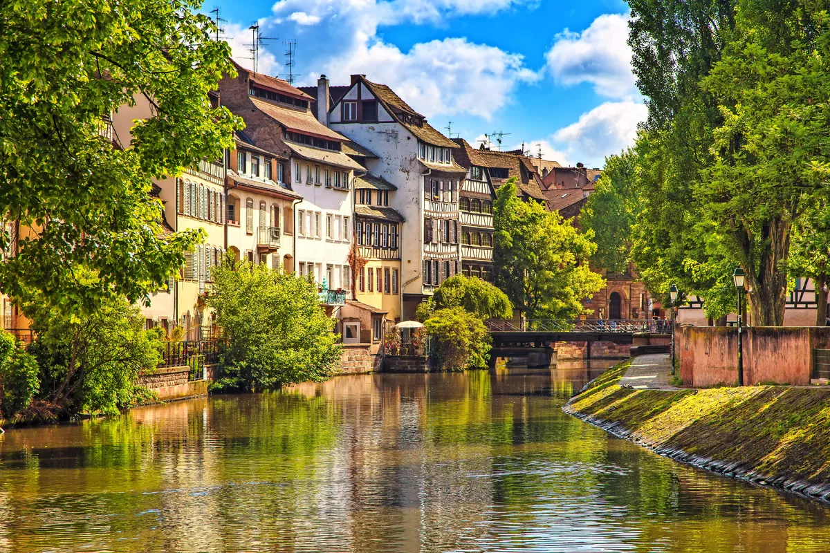 Wasserkanal in Petite France, Strasbourg - © stevanzz - Fotolia