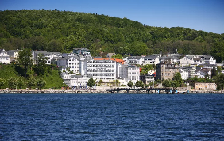 © hotrippcologne - stock.adobe.com - Sassnitz – Stadt, Kurort und Hafen an der Ostsee auf der Insel Rügen