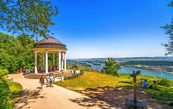 © pure-life-pictures - stock.adobe.com - Blick vom Niederwalddenkmal in Rüdesheim