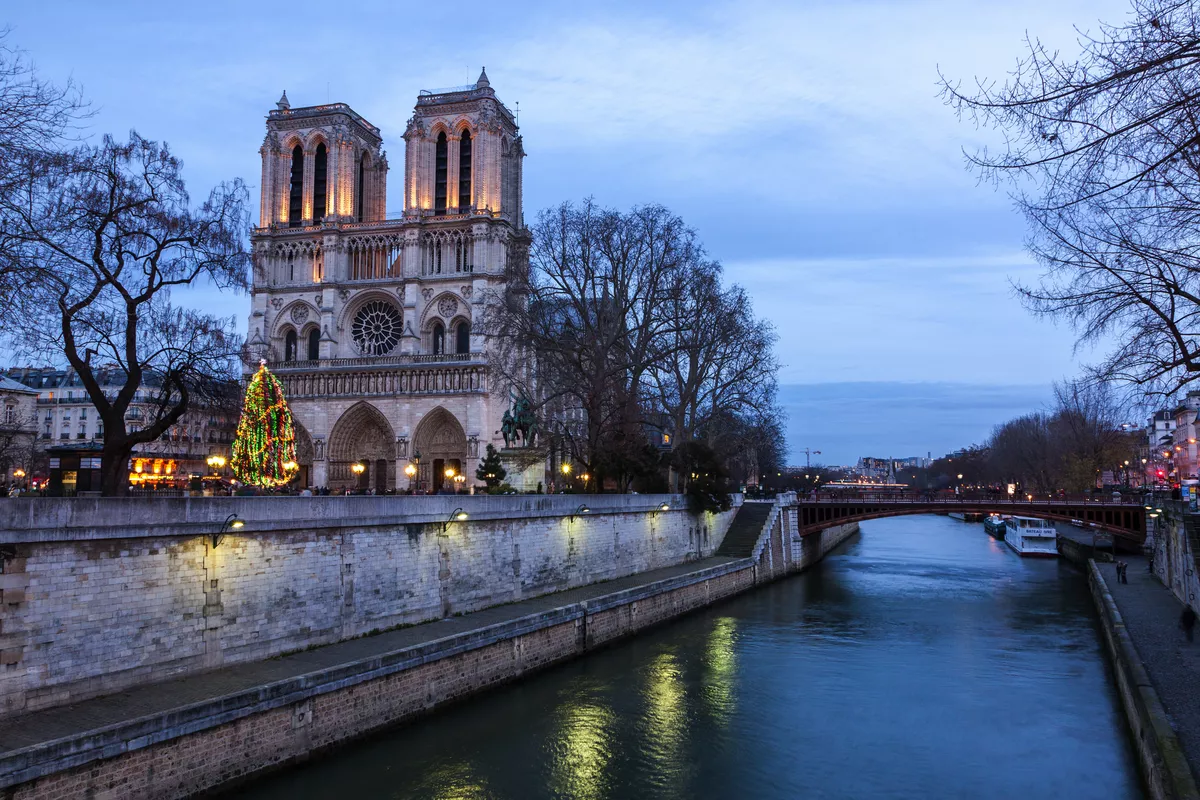Notre-Dame de Paris bei Dämmerung - © norbel - stock.adobe.com