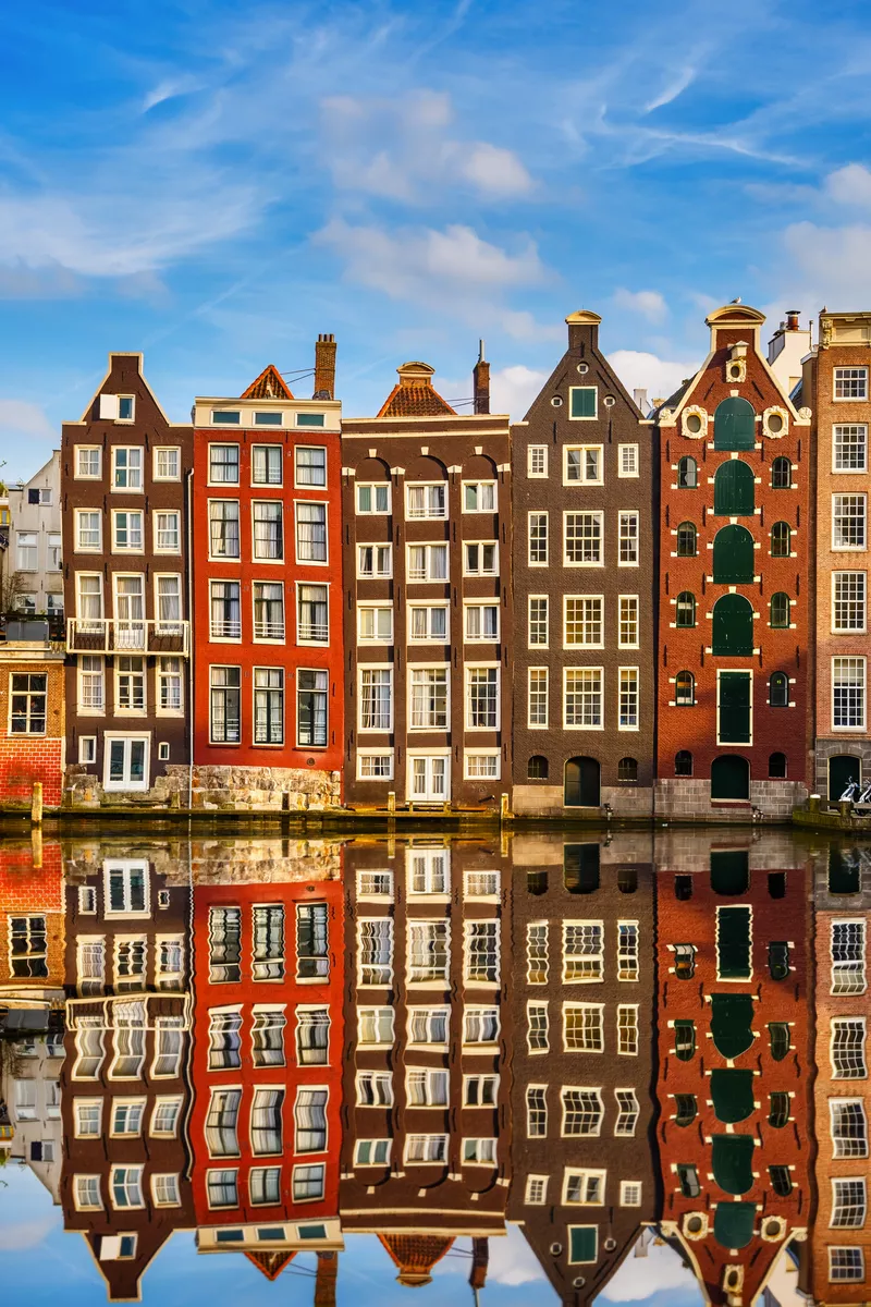 traditionelle holländische Gebäude in Amsterdam - © sborisov - stock.adobe.com