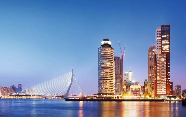 © Artur Bogacki - Fotolia - City of Rotterdam Skyline in the Evening