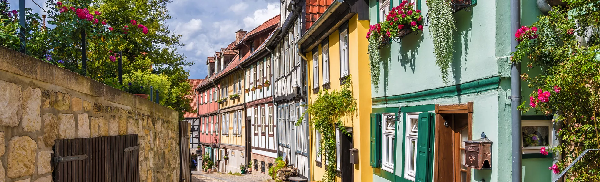 malerische Gasse in der Altstadt von Quedlinburg - © Ralf Geithe - stock.adobe.com