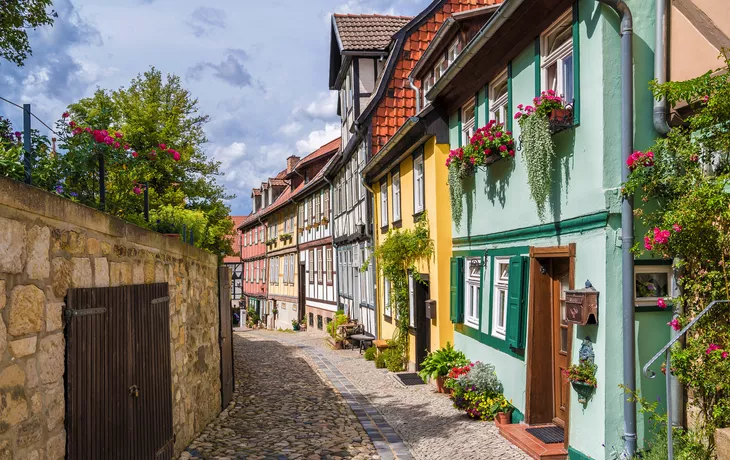 malerische Gasse in der Altstadt von Quedlinburg - © Ralf Geithe - stock.adobe.com