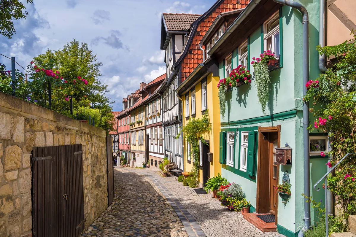 malerische Gasse in der Altstadt von Quedlinburg - © Ralf Geithe - stock.adobe.com